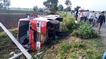 Bus overturned, more than a dozen passengers injured