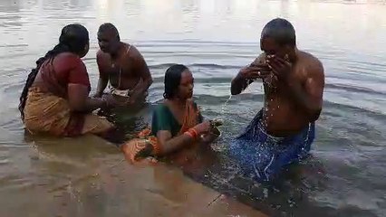 कार्तिक एकादशी का स्नान, झिलमिलाए घाटों पर दीप