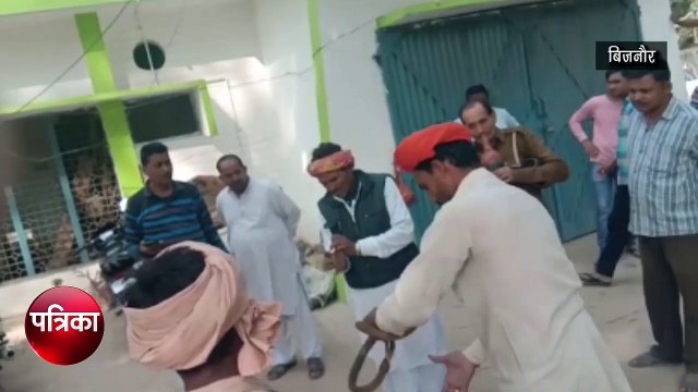 Bijnor: थाने में घुसे सांप ने कांट लिया सपेरे को तो सिपाही ने किया चौंकाने वाला काम