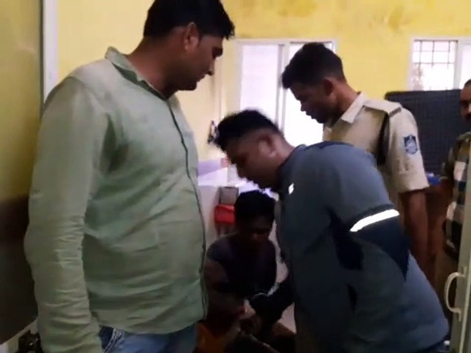 सामुदायिक स्वास्थ्य केंद्र से भागा 376 का आरोपी, देखें वीडियो