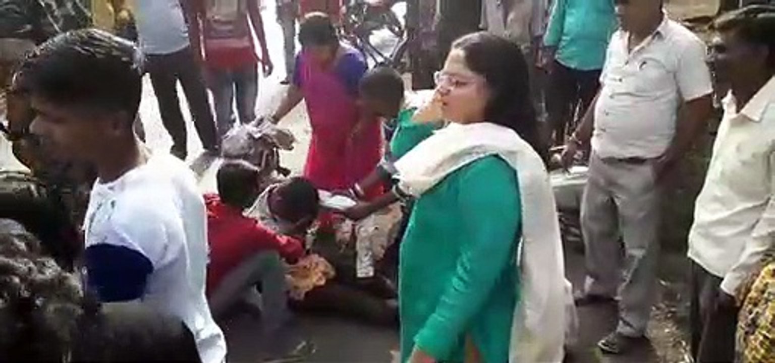 जांजगीर की SP पारूल माथुर ने अपनी गाड़ी से खून से लथपथ अधेड़ को अस्पताल पहुंचाया
