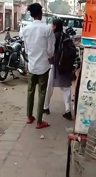 छेड़छाड़ करने पर छात्राओं ने मनचलों की ऐसी धुनाई कि पुलिस और लोग देखते रह गए, देखें वीडियो