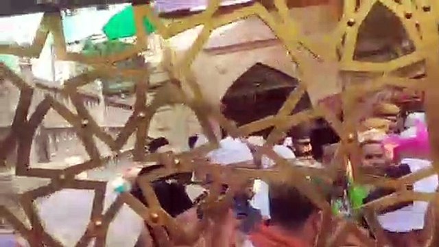 अजमेर दरगाह पहुंचे अजय देवगन, घेर लिया प्रशंसकों ने