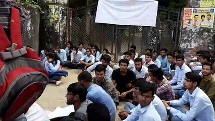 मांगो को लेकर छात्रों ने कॉलेज गेट पर जड़ा ताला