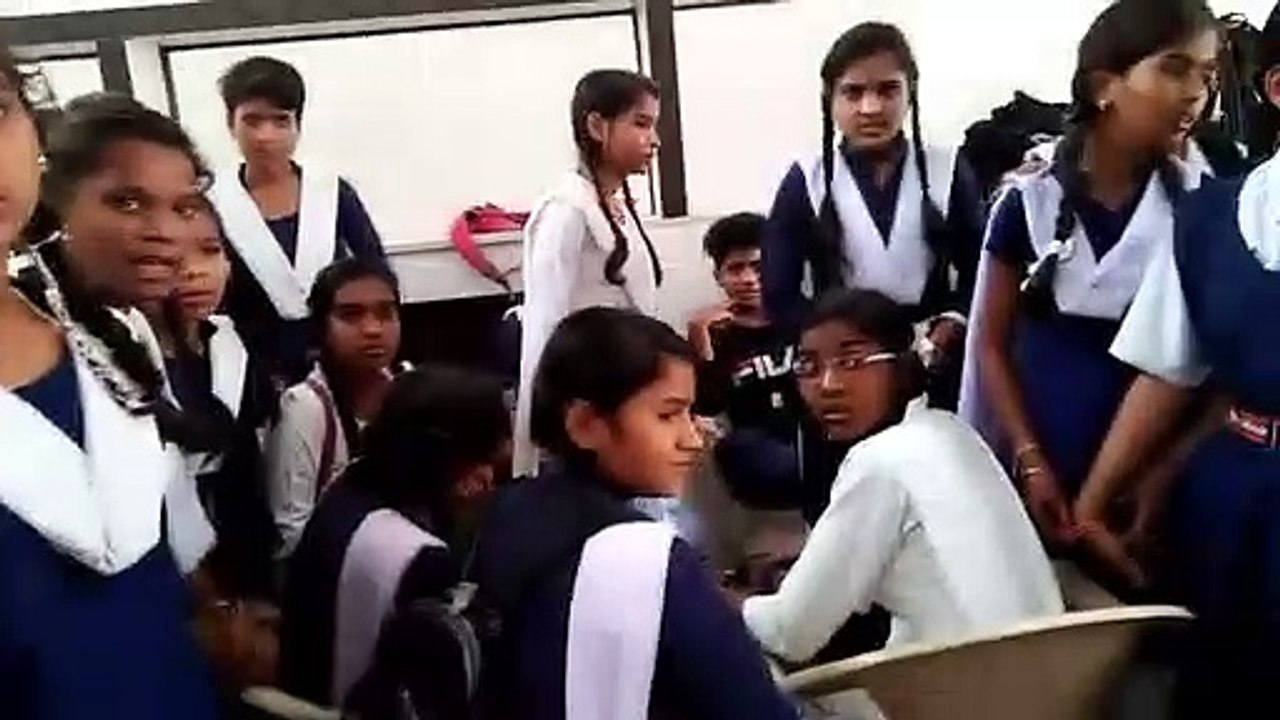 कलेक्टर से शिकायत करने चार घंटे बैठी रही छात्राएं, घमकाती रही अधीक्षक