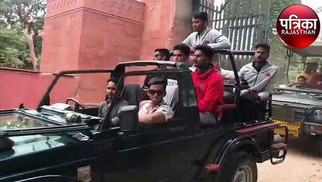 क्रिकेटर सचिन तेंदुलकर का बेटा अर्जुन तेंदुलकर झालाना सफारी पहुंचा