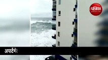 तूफानी लहर में बह गई घर की बालकनी, वीडियो देखकर आप हैरान रह जाएंगे