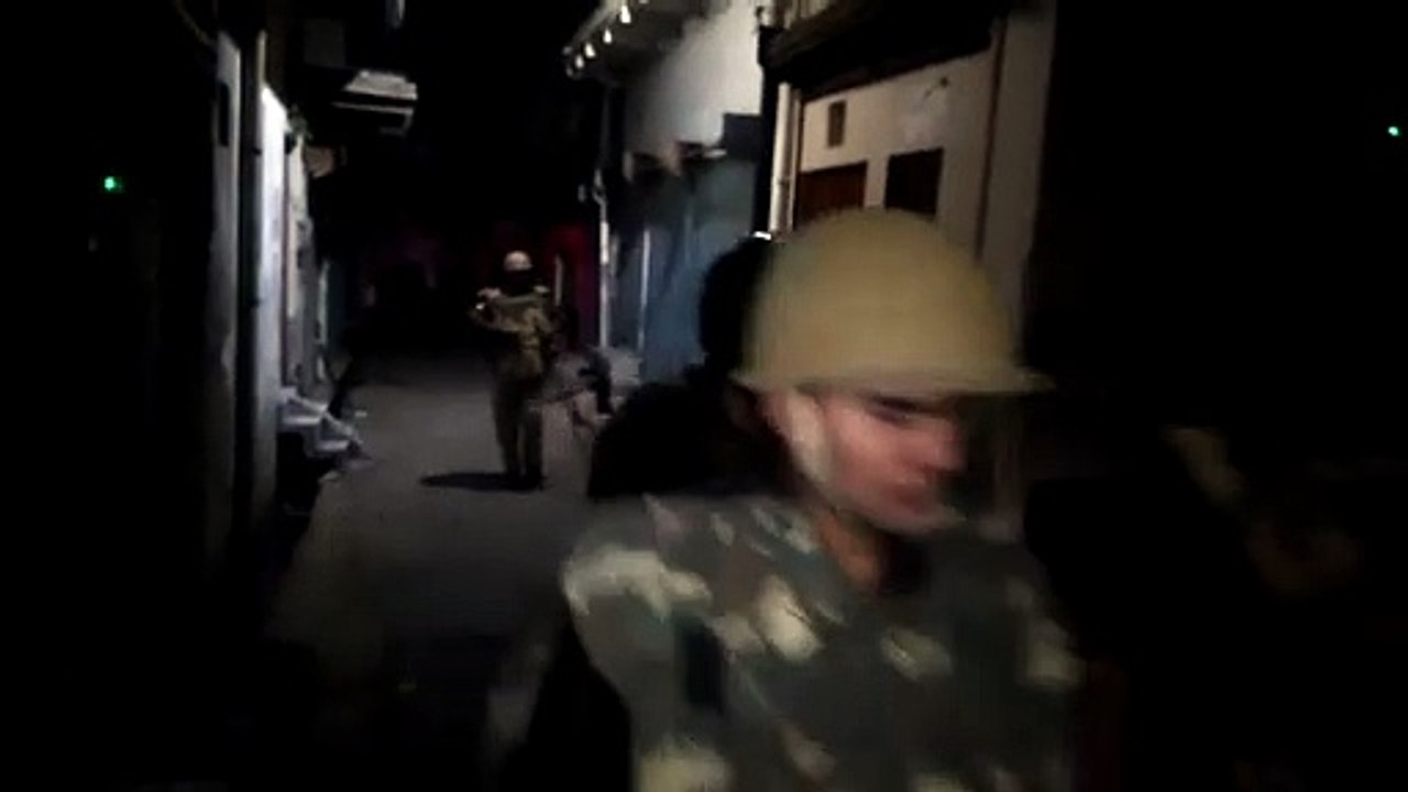 बिजली विभाग की टीम ने सुबह पांच बजे घरों में की...