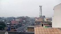 दिल्ली एनसीआर में लगातार प्रदूषण बढ़ रहा है। जिसके बाद सड़कों पर धुंध दिखाई देती है