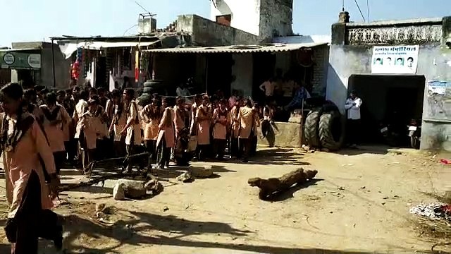 अध्यापकों की कमी पर छात्रों का यूँ फूटा गुस्सा , लगाया जाम, टायर जलाकर किया प्रदर्शन
