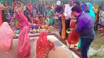 Chhath Puja 2019 पानी के कुंड में खड़े होकर फल सब्जियों से भiवान भास्कर की पूजा