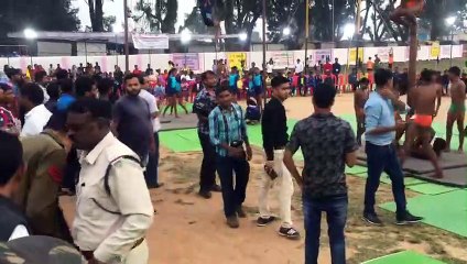 लड़कों के ये कारनामे देख लोगों ने दांतों तले दबा लीं अंगुलियां, लड़कियों ने सबको हैरत में डाला