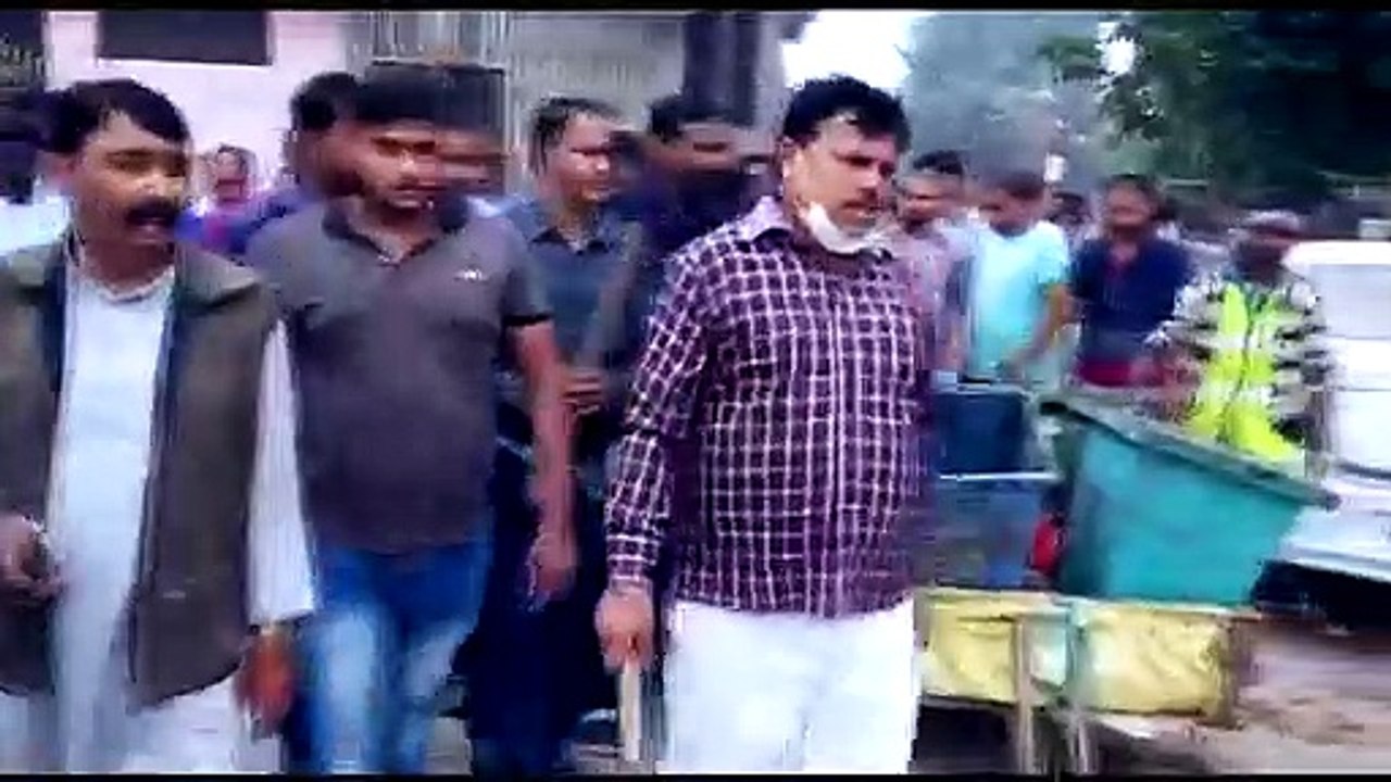 पांच दिन से कर रहे नाले, नालियों और शौचालय की सफाई