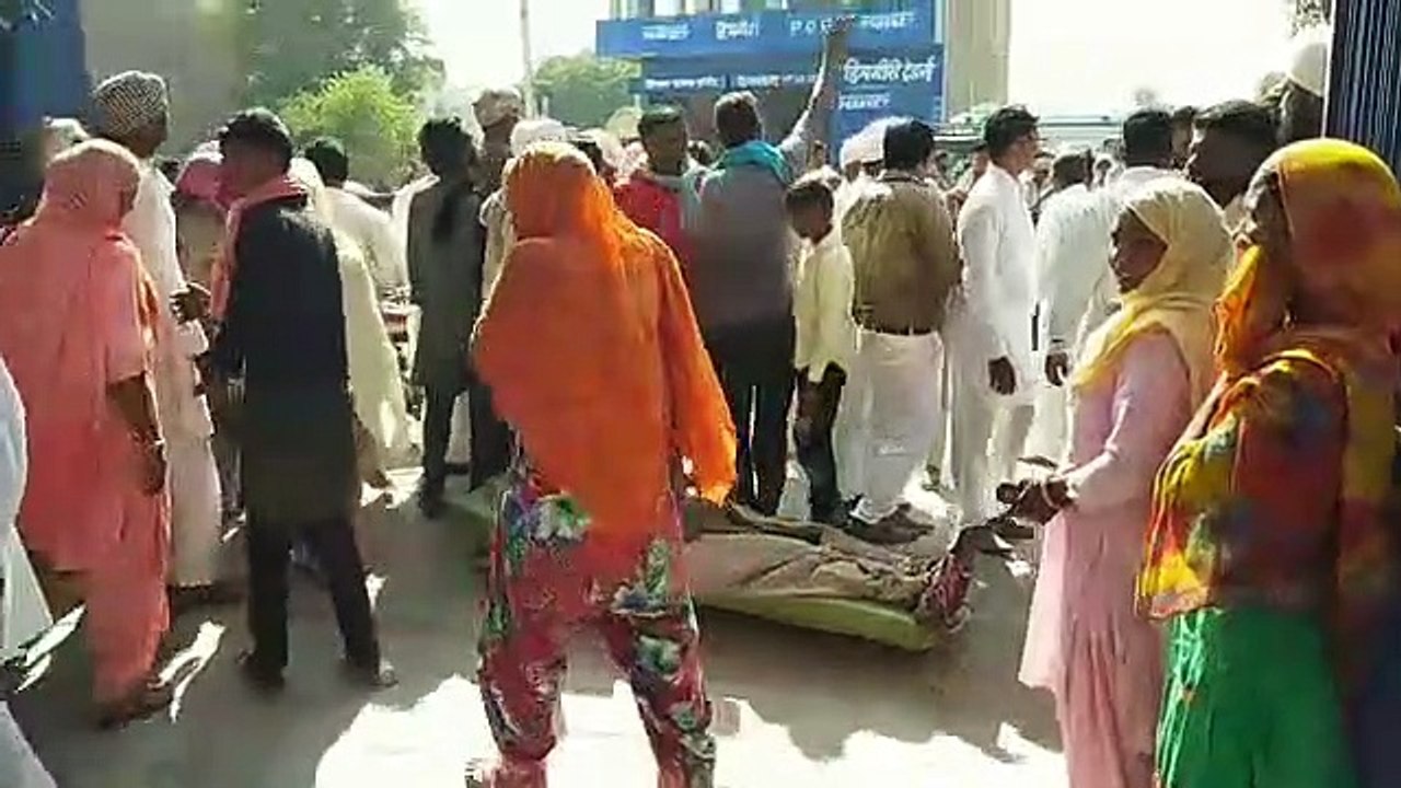 बस की टक्कर से युवक की मौत के बाद पत्नी व बेटी ने भी तोड़ा दम, थाने के गेट पर शव रखकर प्रदर्शन