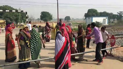 बनकट रेलवे फाटक पर ग्रामीणों ने किया हंगामा
