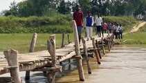 किसी ने नहीं सुनी तो ग्रामीणों ने खुद बना लिया नदी पर पुल- देखें वीडियो