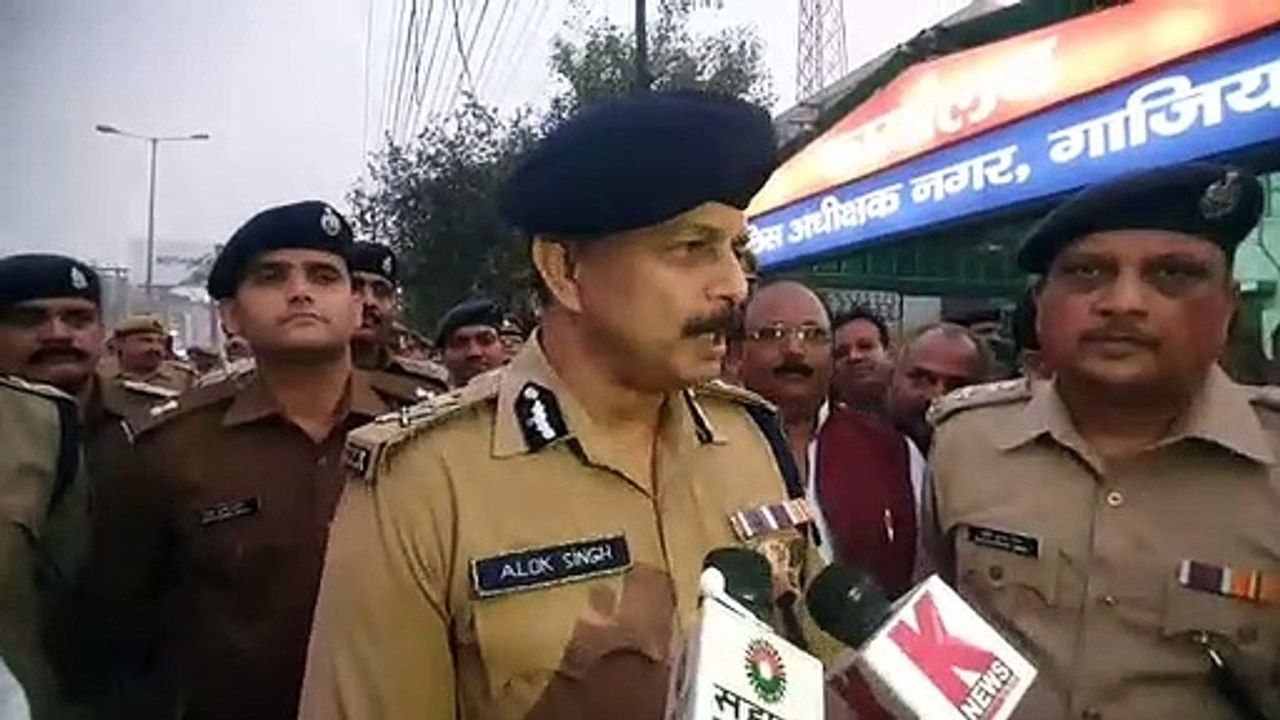 गाजियाबाद में मेरठ रेंज के आईजी ने किया फ्लैग म...
