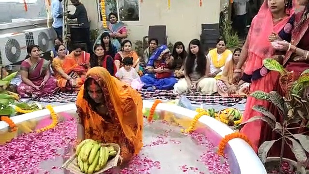 सोसाइटी की छत पर बना आकर्षक छठ घाट, और मना श्रद...