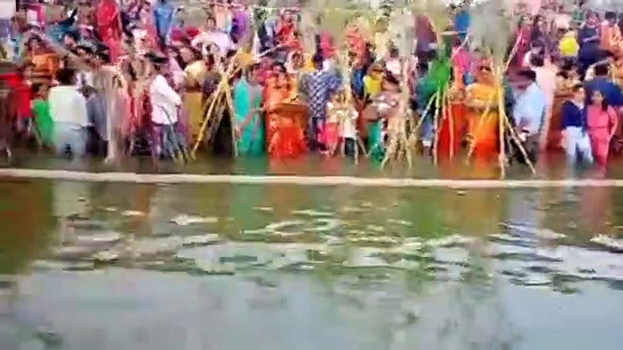 अरपा मैया के छठ घाट पर छठ पूजा के लिए उमड़ा श्र...