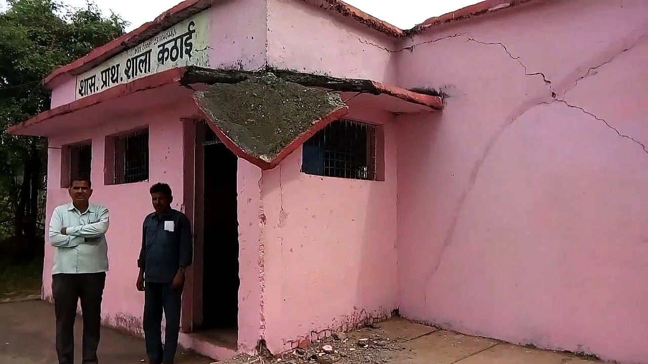 जर्जर स्कूल भवन का टूटा छज्जा, बाहर मैदान में लग रहीं कक्षाएं