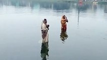 Chhath Puja 2019: उदयमान सूर्य को अर्घ्य देकर किया 36 घंटे के निर्जला व्रत का पारण, देखें वीडियो