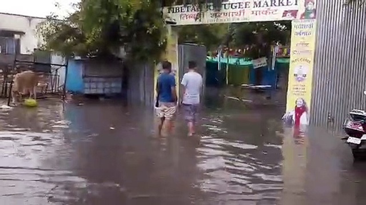 आधे घंटे में ही बाजारों में एक फीट पानी