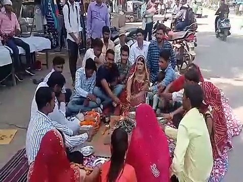 कलक्ट्रेट के बाहर धरने पर कॉलेज छात्रों ने किया सद्बुद्धि यज्ञ