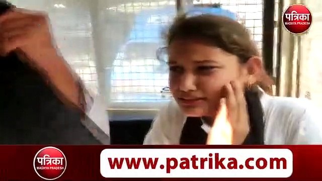 मंत्री जी मंच से देते रहे भाषण, अचानक से मैदान में रोते-बिलखते भागने लगीं दर्जनों लड़कियां