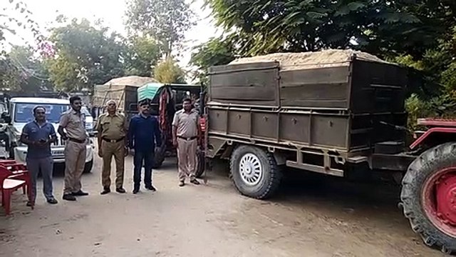 बजरी से भरे चार ट्रैक्टर-ट्रॉली जब्त