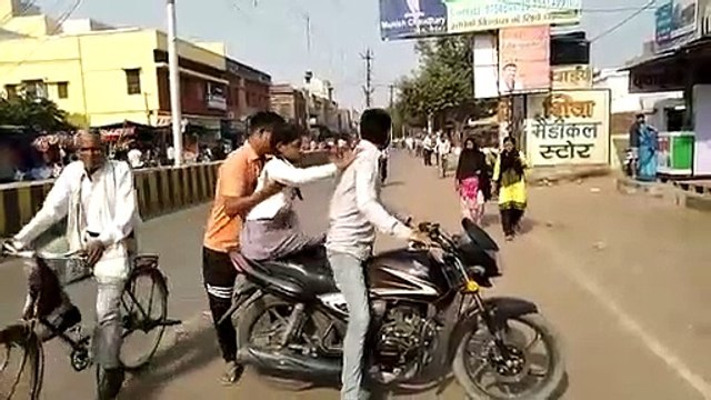 सजा में शिक्षक ने छात्राओं को पिलाया चार लीटर पानी