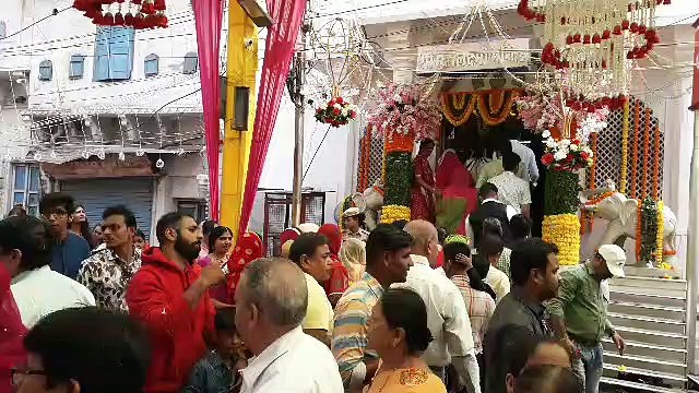 रोशनी से दमके बाजार, उमड़े शहरवासी