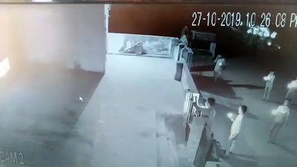 हाथों में दीये लेकर घूमते हैं घर-घर