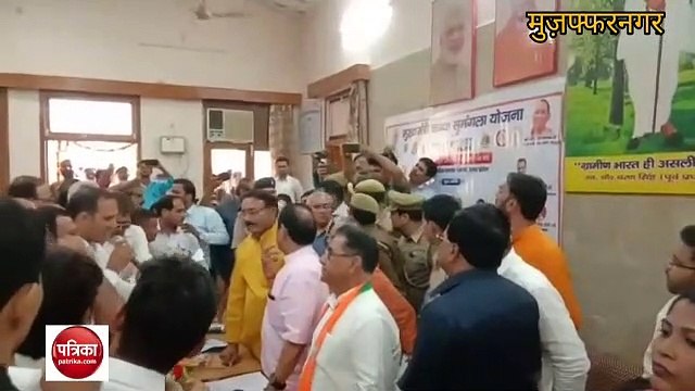 हत्या के विरोध में वकीलों ने डीएम कार्यालय पर किया प्रदर्शन, उठाई यह मांग