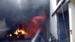 VIDEO: पटाखे की चिंगारी से दुकानों में लगी भीषण आग, बुझाने में करनी पड़ी कड़ी मशक्कत
