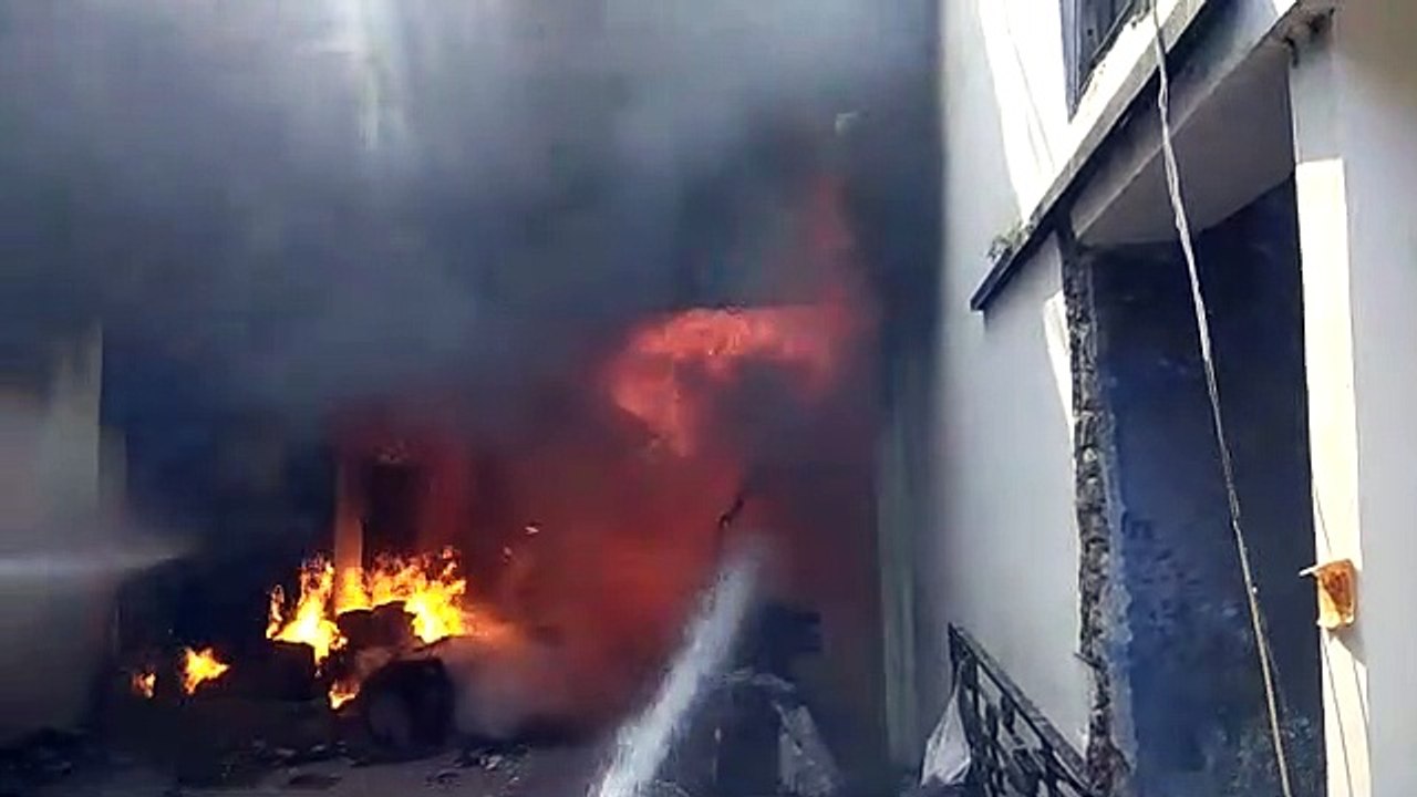 VIDEO: पटाखे की चिंगारी से दुकानों में लगी भीषण...