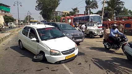 accident : कार का टायर फटा, डिवाइडर से जा टकराई