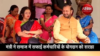 काश जावडेकर ने सफाई कर्मचारियों को बांटी दिवाली मिठाई