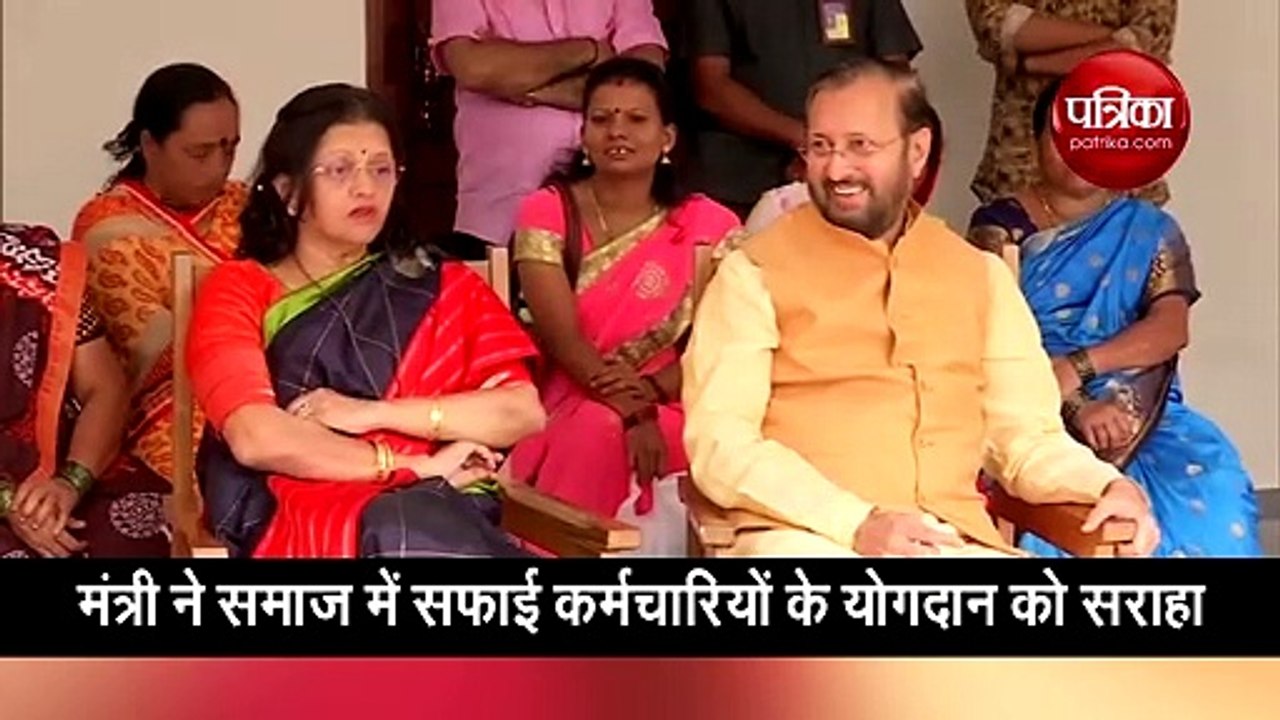 काश जावडेकर ने सफाई कर्मचारियों को बांटी दिवाली मिठाई