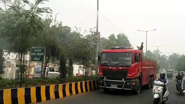 प्रदूषण कम करने के लिए सड़कों पर शुरू किया गया ये काम, लोगों को मिली राहत, देखें वीडियो