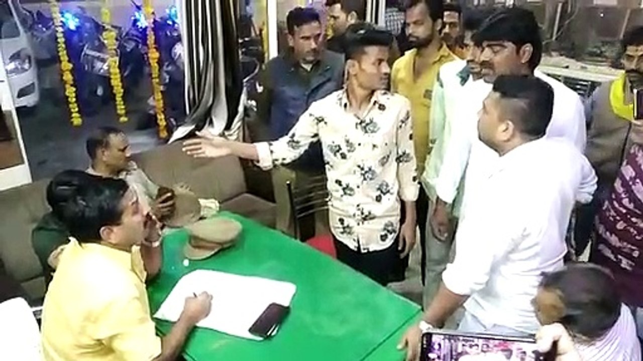VIDEO: पुलिस चौकी के पास शराब पीने को लेकर दो पक्षों में हुआ विवाद, जमकर हुआ हंगामा