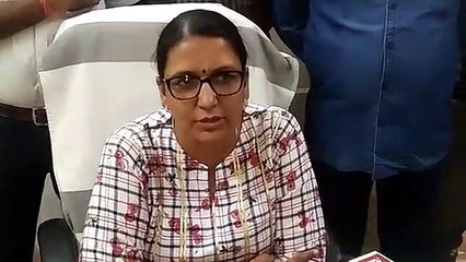 यात्री के पास मिले दो दर्जन चाकू, किन्नर ने लूटा वृद्धा को