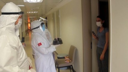 Karantina misafirlerine doğum günü sürprizi