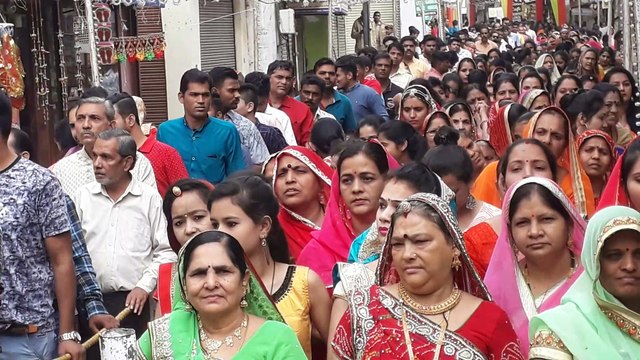 रोशनी से जगमगाया शहर, मां लक्ष्मी से सुख समृद्धि मांगी