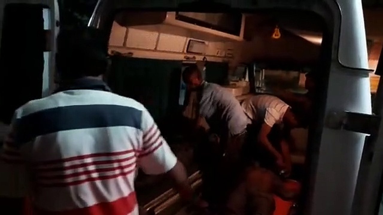 आलू से भरी ट्रैक्टर ट्राॅली अनियंत्रित होकर पलटी