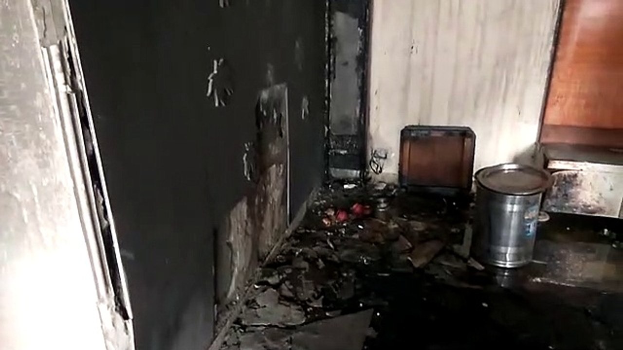 रॉकेट की चिंगारी से फ्लैट में आग, लाखों का माल जलकर हुआ राख