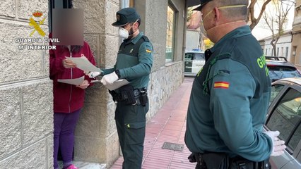 Descargar video: La Guardia Civil reparte cheques comida a familias necesitadas