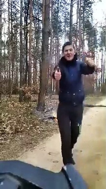Regardez comment ces deux Russes coupent un bois pour le feu en deux !