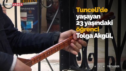 Bağlamasıyla sokak sokak dolaşıyor, yaşlılara konser veriyor