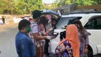 Mahira Sharma and Paras Chhabra Distributing Food Packages to Under Privileged People