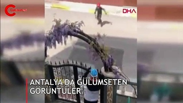 Babası kamerayla kayıttayken polis sireni çalarsa...